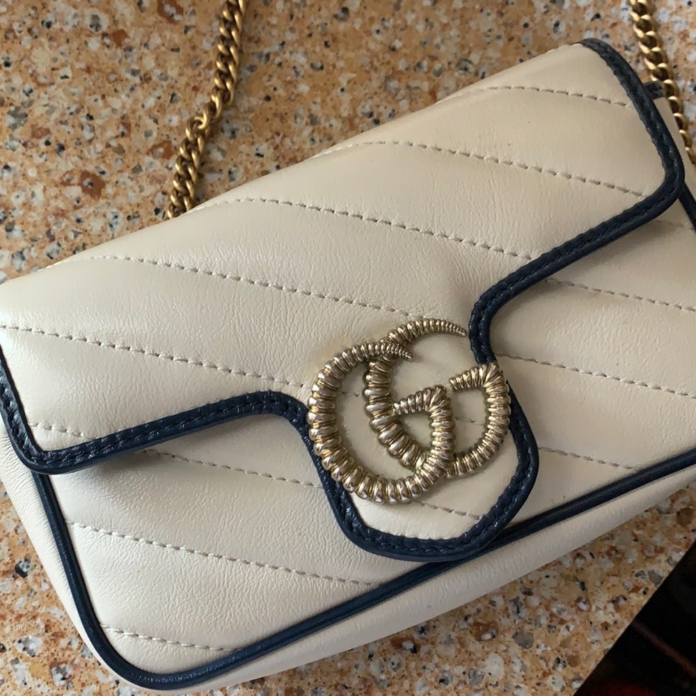 Selling a mini cross body Gucci purse - Picture 1 of 3